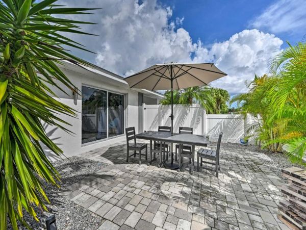 Naples 3 Bedroom Home with Patio & Private Pool Sleeps 8