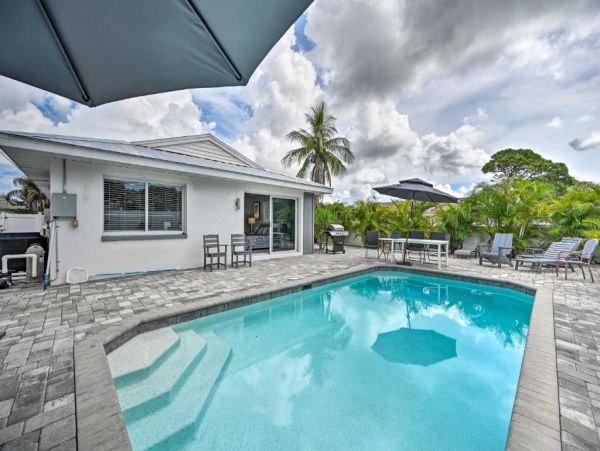 Naples 3 Bedroom Home with Patio & Private Pool Sleeps 8