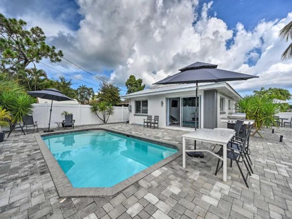 Naples 3 Bedroom Home with Patio & Private Pool Sleeps 8