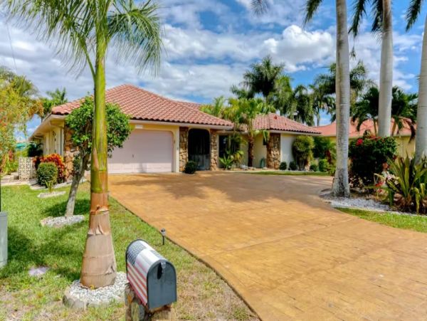 Cape Coral 5 Bedroom Home With Canal View & Dock Sleeps 11