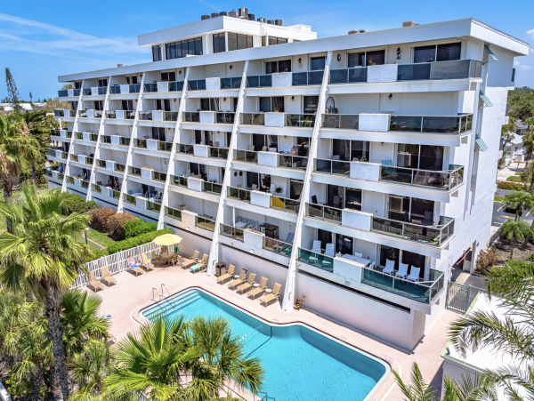 Beautiful Siesta Key Vacation Condo Walk to Beach with Pool