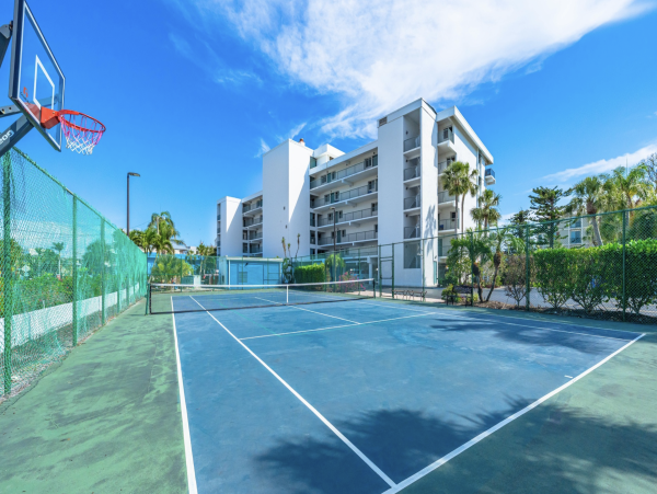 Beautiful Siesta Key Vacation Condo Walk to Beach with Pool