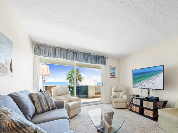 Beautiful Siesta Key Vacation Condo Walk to Beach with Pool