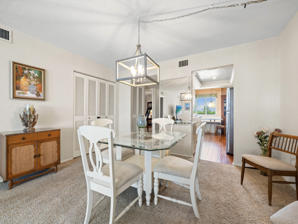 Beautiful Siesta Key Vacation Condo Walk to Beach with Pool