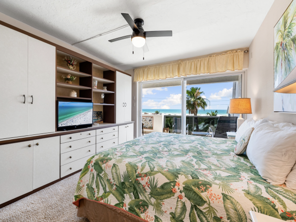 Beautiful Siesta Key Vacation Condo Walk to Beach with Pool