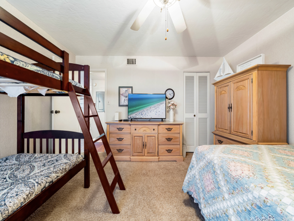 Beautiful Siesta Key Vacation Condo Walk to Beach with Pool