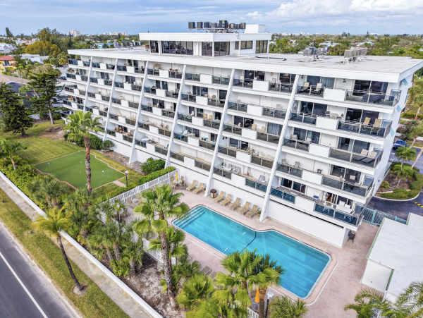 Beautiful Siesta Key Vacation Condo Walk to Beach with Pool
