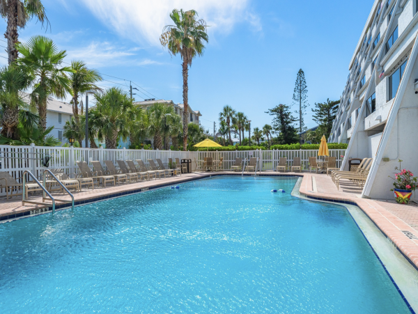 Beautiful Siesta Key Vacation Condo Walk to Beach with Pool