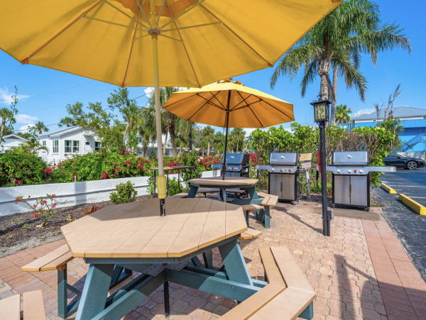 Beautiful Siesta Key Vacation Condo Walk to Beach with Pool