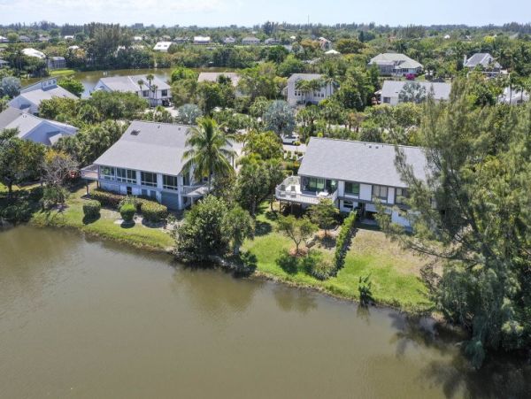 Sanibel 2 Bedroom Vacation Home with Deck & Lake View