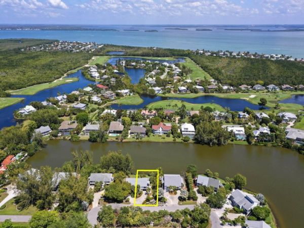 Sanibel 2 Bedroom Vacation Home with Deck & Lake View