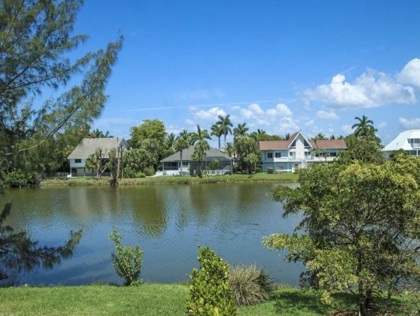 Sanibel 2 Bedroom Vacation Home with Deck & Lake View
