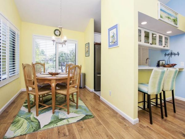 Sanibel 2 Bedroom Vacation Home with Deck & Lake View