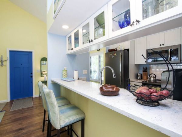 Sanibel 2 Bedroom Vacation Home with Deck & Lake View