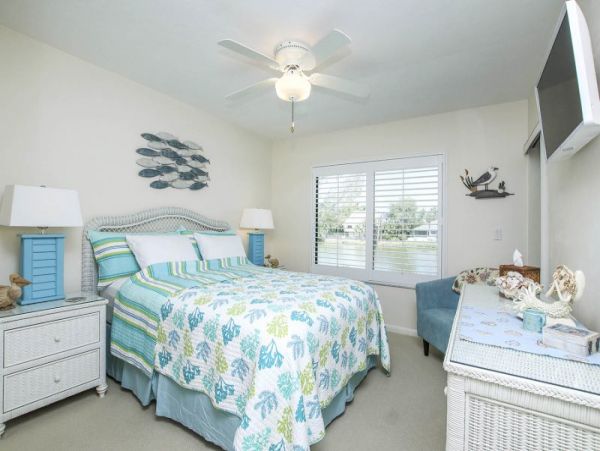 Sanibel 2 Bedroom Vacation Home with Deck & Lake View