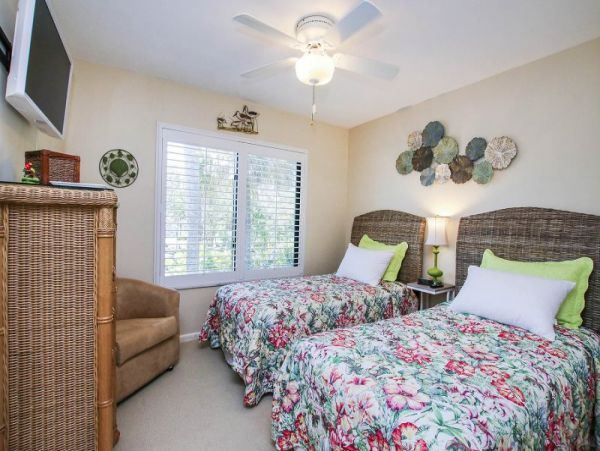 Sanibel 2 Bedroom Vacation Home with Deck & Lake View