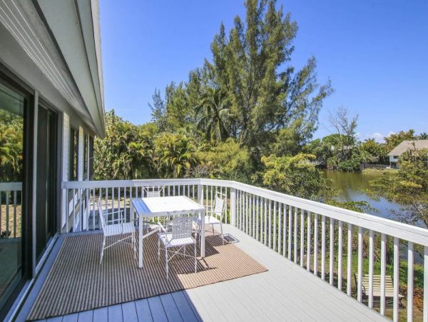 Sanibel 2 Bedroom Vacation Home with Deck & Lake View