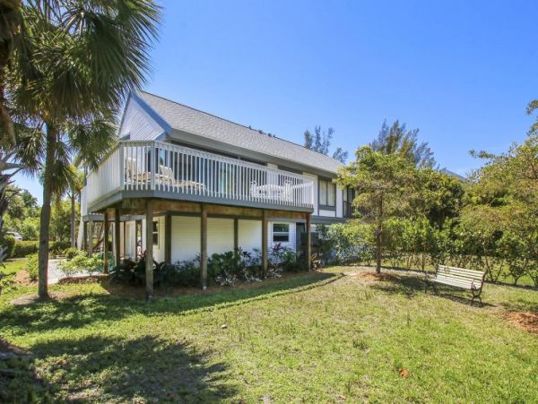 Sanibel 2 Bedroom Vacation Home with Deck & Lake View