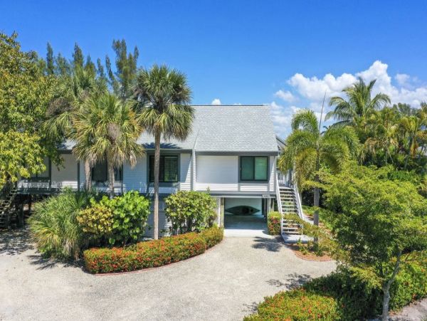 Sanibel 2 Bedroom Vacation Home with Deck & Lake View
