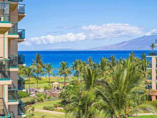Beautiful Lahaina Vacation Condo Beach Side with Pool & Spa