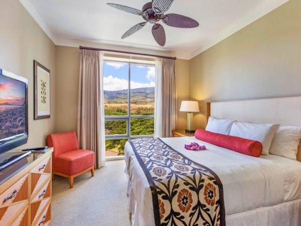 Beautiful Lahaina Vacation Condo Beach Side with Pool & Spa