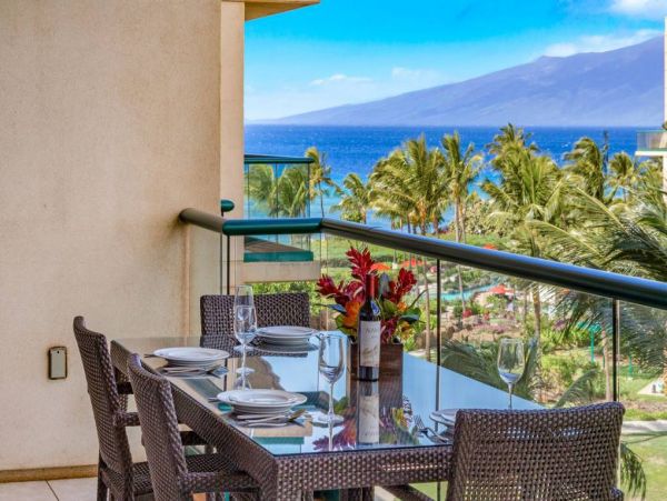 Beautiful Lahaina Vacation Condo Beach Side with Pool & Spa