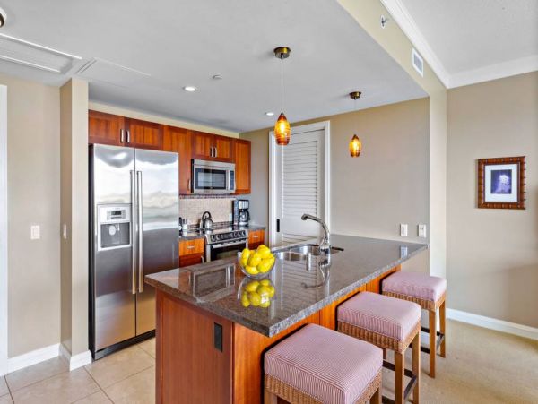 Beautiful Lahaina Vacation Condo Beach Side with Pool & Spa