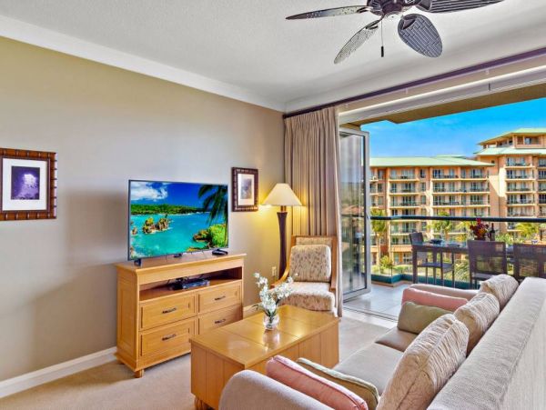 Beautiful Lahaina Vacation Condo Beach Side with Pool & Spa
