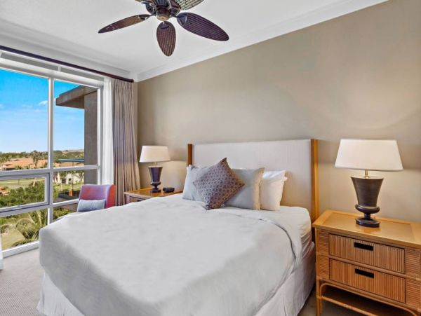 Beautiful Lahaina Vacation Condo Beach Side with Pool & Spa