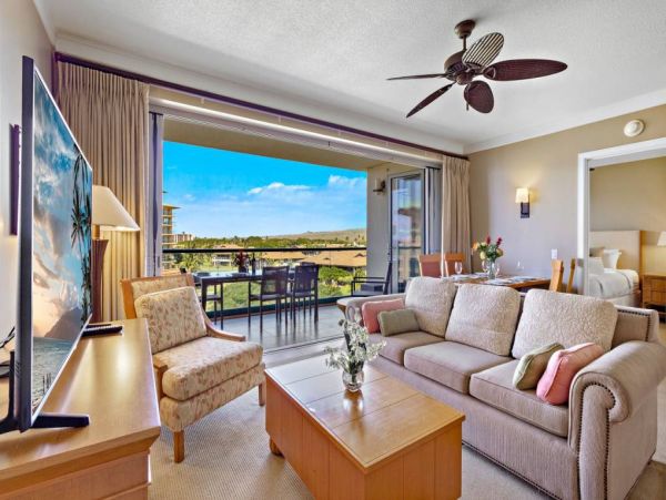 Beautiful Lahaina Vacation Condo Beach Side with Pool & Spa