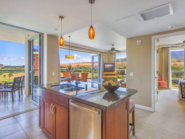 Beautiful Lahaina Vacation Condo Beach Side with Pool & Spa
