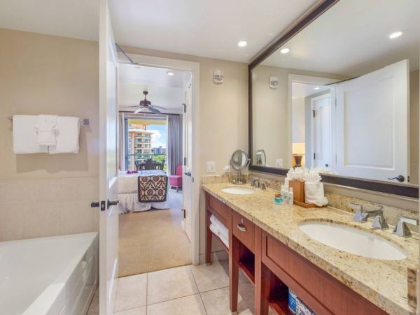 Beautiful Lahaina Vacation Condo Beach Side with Pool & Spa