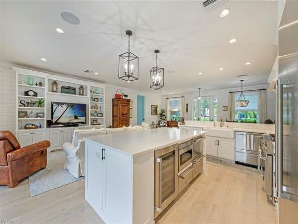 Naples 4 Bedroom Home with Private Pool Walk To Beach