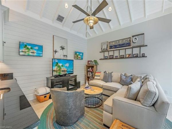 Naples 4 Bedroom Home with Private Pool Walk To Beach