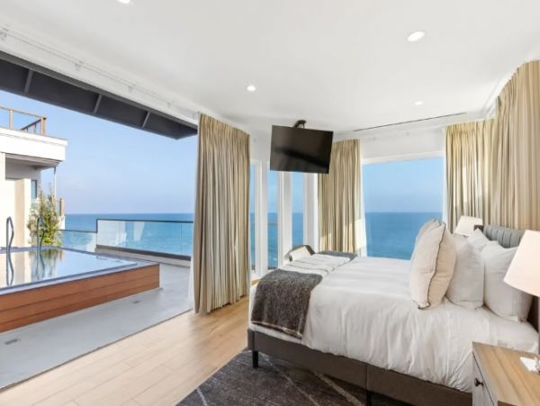 Malibu Five Bedroom Home Sleeps 10 Guests Located On Beach