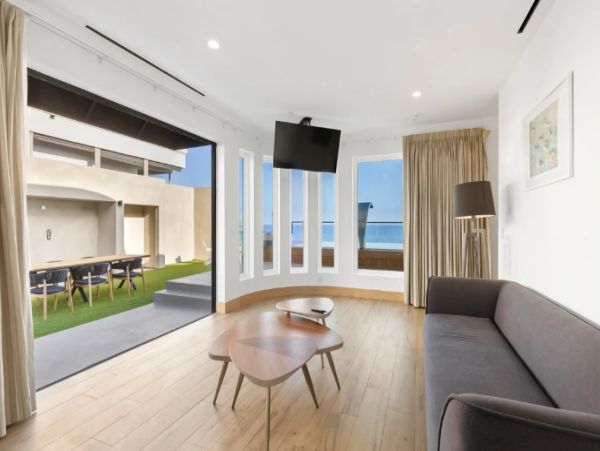 Malibu Five Bedroom Home Sleeps 10 Guests Located On Beach