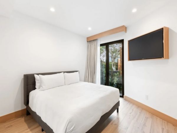 Malibu Five Bedroom Home Sleeps 10 Guests Located On Beach