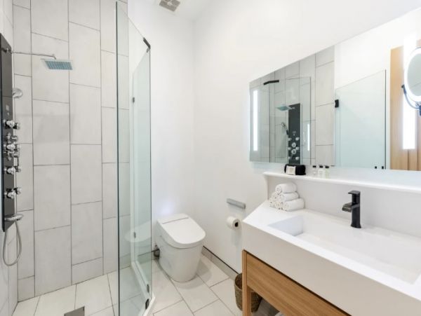 Malibu Five Bedroom Home Sleeps 10 Guests Located On Beach