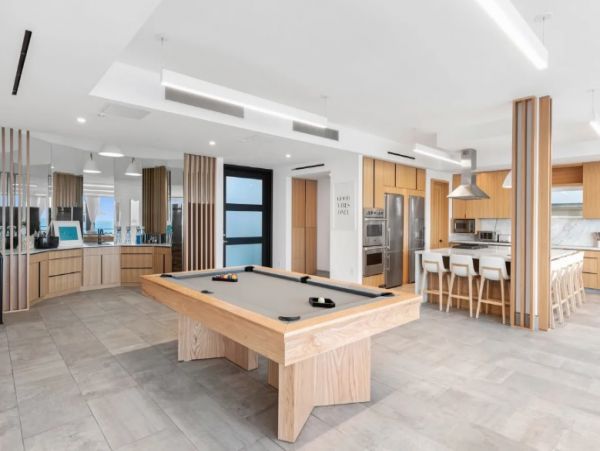 Malibu Five Bedroom Home Sleeps 10 Guests Located On Beach
