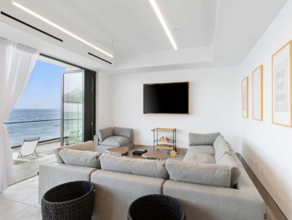 Malibu Five Bedroom Home Sleeps 10 Guests Located On Beach