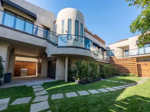 Malibu Five Bedroom Home Sleeps 10 Guests Located On Beach