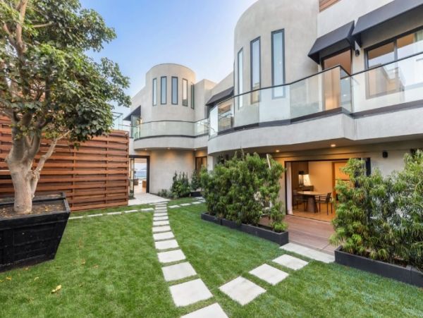 Malibu Five Bedroom Home Sleeps 10 Guests Located On Beach