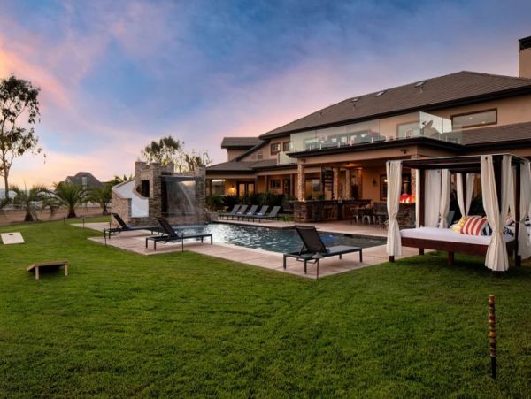 Temecula Eight-Bedroom Luxury Rental Home With Private Pool