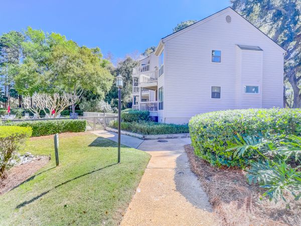 Hilton Head Gorgeous Three Bedroom Condo with Golf and Tennis Access