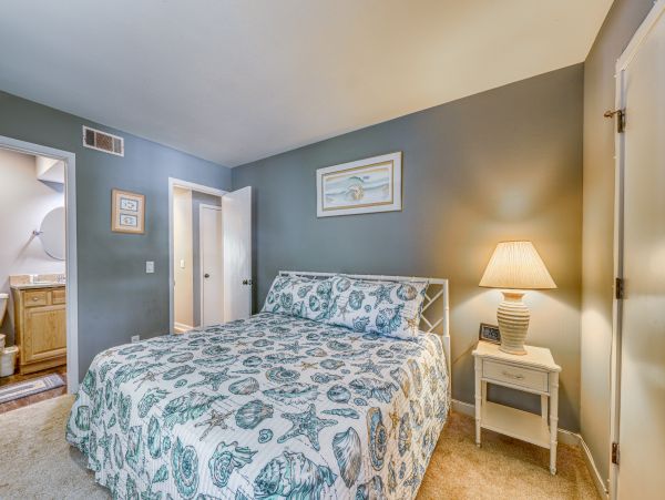 Hilton Head Gorgeous Three Bedroom Condo with Golf and Tennis Access