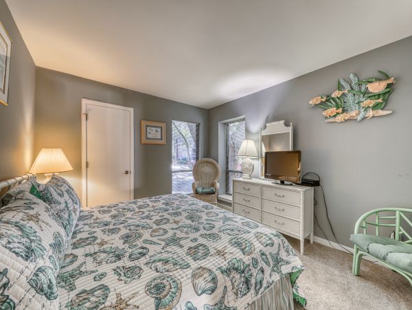 Hilton Head Gorgeous Three Bedroom Condo with Golf and Tennis Access