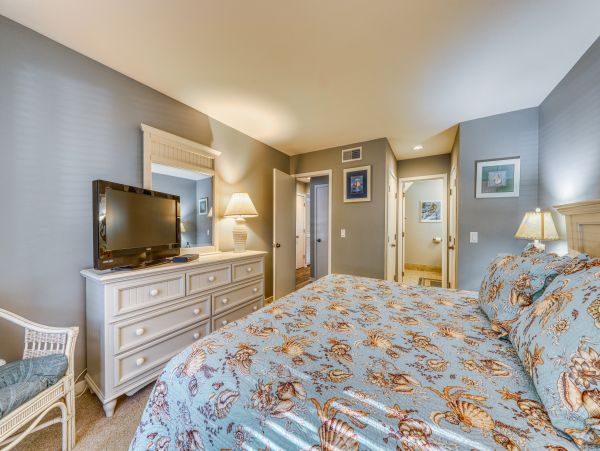 Hilton Head Gorgeous Three Bedroom Condo with Golf and Tennis Access