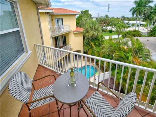 Holmes Beach 3 Bedroom Home with Pool & Walk to Beach