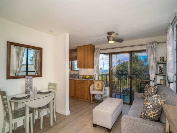 Beautiful Kihei Vacation Studio Walk to Beach with Pool