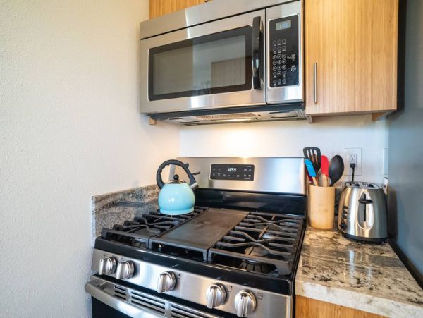 Beautiful Kihei Vacation Studio Walk to Beach with Pool
